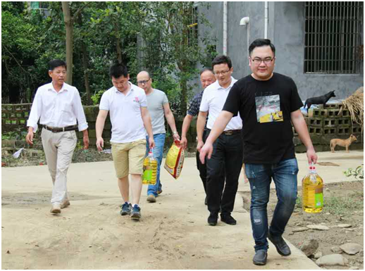 九江办事处携手修水县全体经销商团队慰问重灾区群众